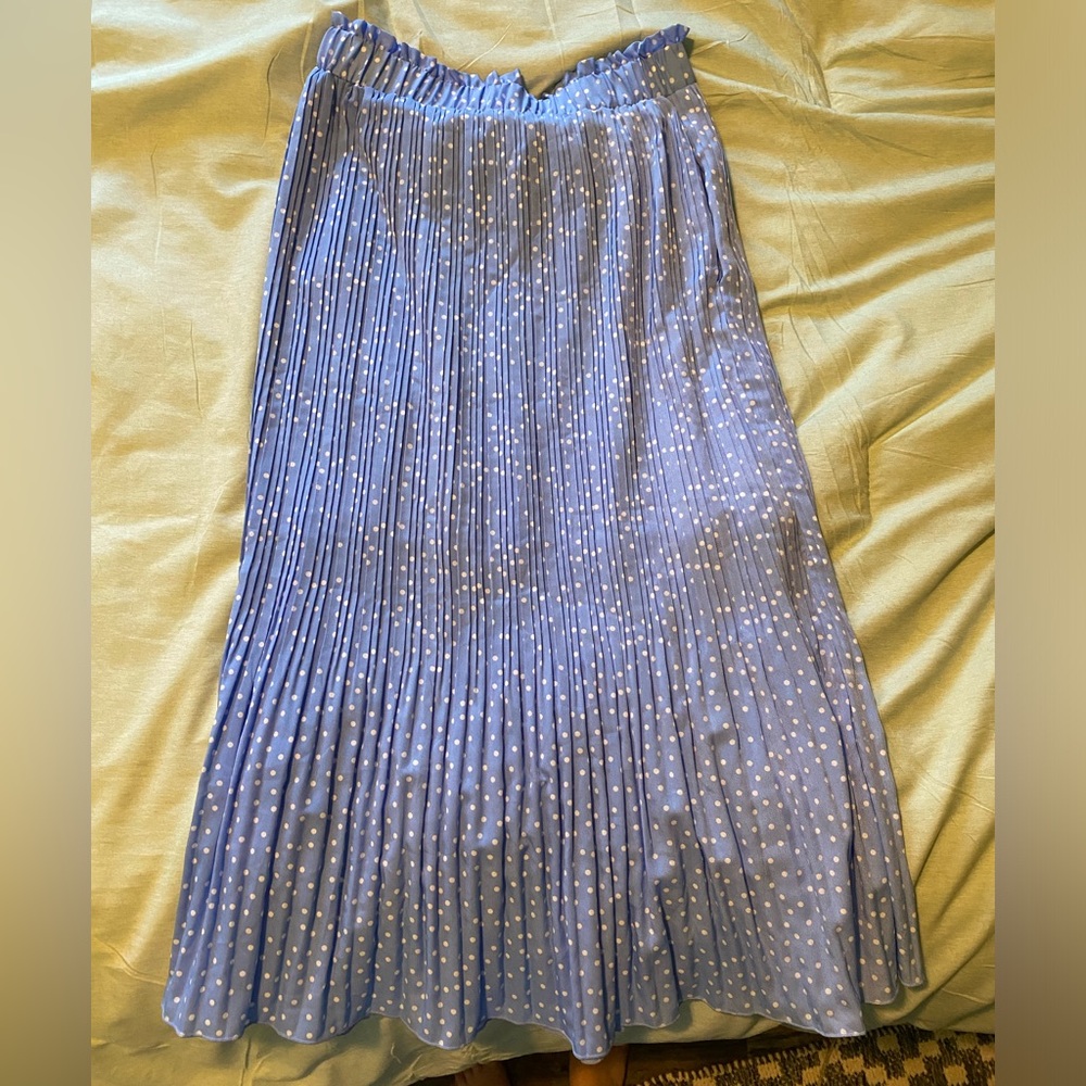 blue w/white polka dot pleaded high rise. MIDI length skirt. Medium